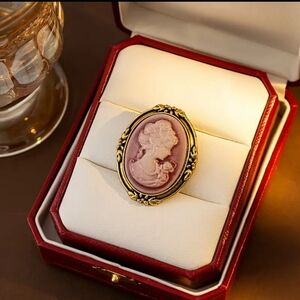 Vintage Style Cameo Brooch. NWT
